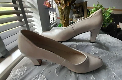 £20 • Buy Ladies Shoes ‘ Equity ‘ – Size UK  4.5 – Beige  & Cream Court Shoes