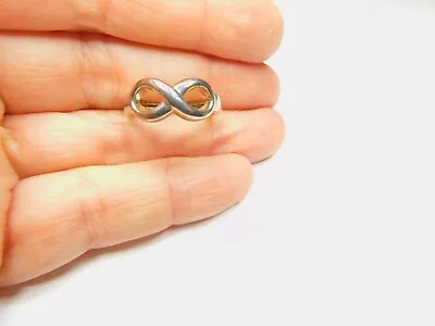 Silver Tone Metal Infinity Ring Size 7 Vintage • $12.77