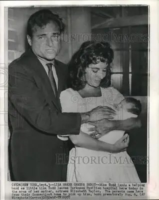 1957 Press Photo Mike Todd & Elizabeth Taylor With Baby Liza Todd New York • $15.99