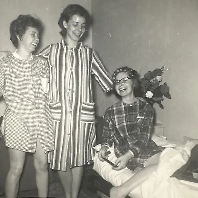 VINTAGE PHOTO 1960S All Girls Sleepover Party Pajamas Curlers ORIGINAL SNAPSHOT • $9.99