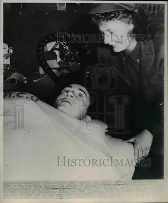 1947 Press Photo Navy Nurse Smiles At Marine PFC At Moffett Field Calif • $19.99