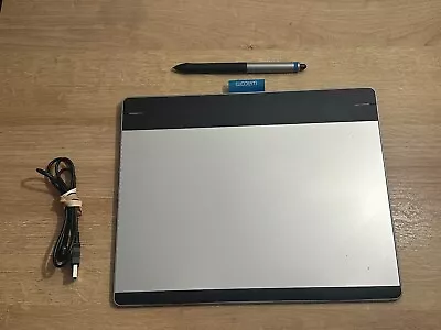 Wacom CTH-680 Intuos Medium Creative Pen & Touch Tablet 3 Piece Set Turns On! • $39.99