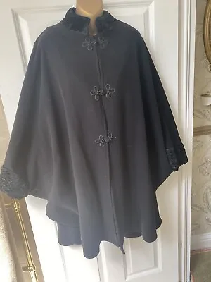 £20 • Buy Beautiful Black Jacques Vert Cape  With Fur Trim Collar - One Size