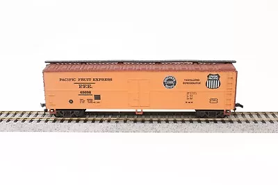 HO Scale Mehano 50' Reefer Southern Pacific Fruit Express PFE #45698 • $8.89