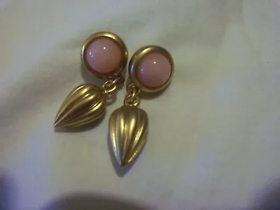 NEW AVON GOLD TONE POST PIERCED EARRINGS W/PINK GLASS STONE + GOLD DANGLE 1.25  • $7