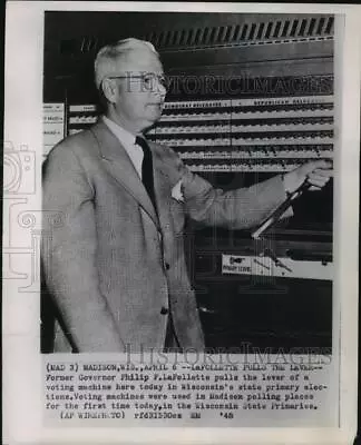 1948 Press Photo Governor Philip F. LaFollette Pulls Voting Machine Lever • $20.88