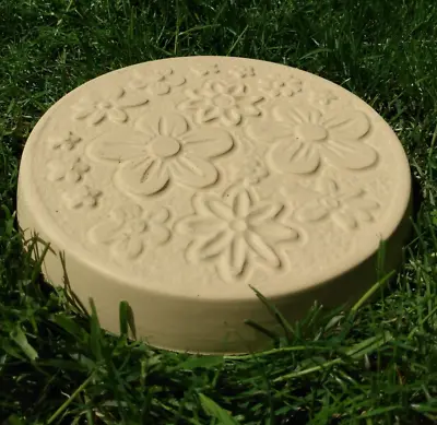 Funkyrustics | Garden Stepping Stones | Round | Daisy | Buff • £29.74