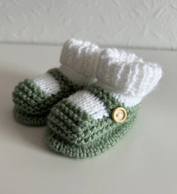 £3.75 • Buy New - Hand Knitted Baby Bootees - Sock And Shoe Style -  Green - 0-3 Months