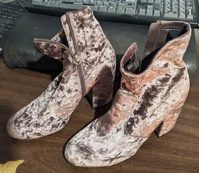 Steve Madden Crushed Velvet Ankle Boots ~ Blush Rose ~ Zip Up ~ Size 8.5 • $18.90