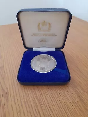 £4.90 • Buy 1977 Queens Silver Jubilee Celebration Medal Featuring HAMPTON COURT PALACE