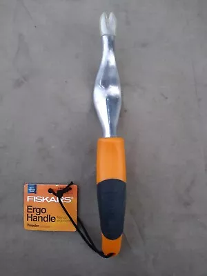 Fiskars Ergo Handle Weeder # 7020  Lawn Garden Outdoors  Plants Weeds  • £16.41