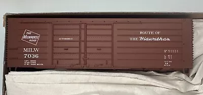 HO Scale Accurail Milwaukee Road #7036 40' Ribside Box Car Kit • $22.50