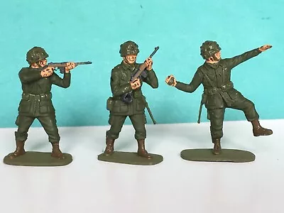 3 X AIRFIX. WWII AMERICAN PARATROOPERS SOLDIERS. 1/32 SCALE. PAINTED PLASTIC. • £1.25