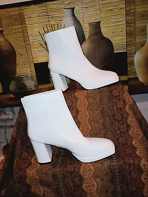 Ladies Platform White Go Go Boots 8 • $50