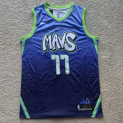 Dallas Mavericks Alternate Jersey- Luka Doncic #77 - Men's Size Large • $39.99