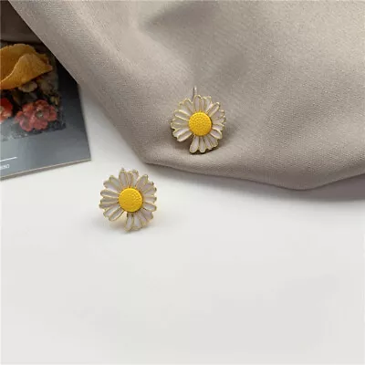 White Enamel Daisy Stud Earrings 60s Retro • £3.29