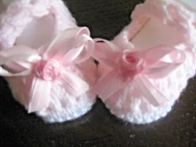 PAIR HAND KNITTED BABY SHOES In WHITE/PINK WITH PINK ROSE BOW Size NEW BORN (3) • £3.40