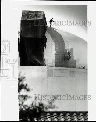 1992 Press Photo Mike Heddrick & Todd Forney Painting Water Tower At Ft. Sam TX • $19.99