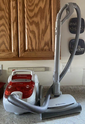 $149 • Buy Electrolux Twin Clean EL7055A Bagless Cyclonic Canister Vacuum Cleaner