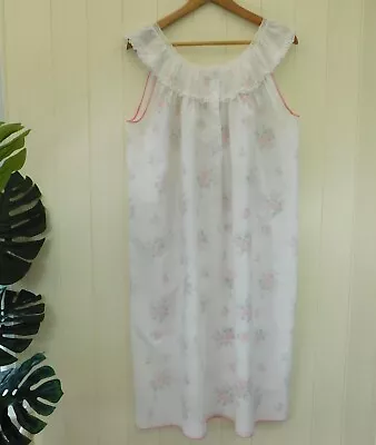 Vintage Patterned Night Dress Size 16/18 White Lace Trim Button Front Roses • £2.99