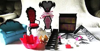 Monster High Furniture And Random Accessories Lot. • $32.99