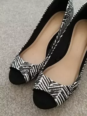 Ladies Marks And Spencer Peep Toe Court Shoes Size UK 5 EU 38 • £6