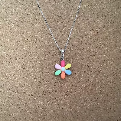 Pretty Daisy Flower Necklace - 18 Inch Silver Plated Chain - 🎁 • £3.20