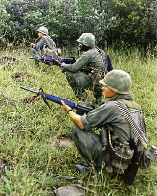 US Soldiers Secure Helicopter Landing Zone With M-16 8x10 Vietnam War Photo 679 • $7.43