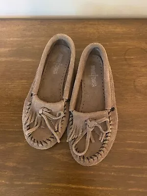 Minnetonka Women's Pre-owned Gray Suede Kilty Moccasins Size 6 • $17.98