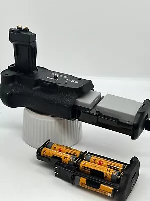 GENUINE CANON BATTERY GRIP BG-E8 550D/600D/650D/700D  2xE8 & 6xAA Batteries MINT • £49.99