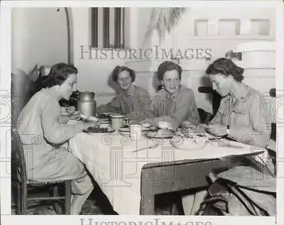 1943 Press Photo WAAC Officers Stationed In North Africa Eating In The Mess Hall • $19.99