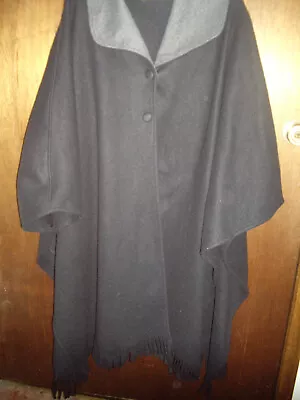 EUC Ladies One Size Amanda Smith Black Fleeece Cape Poncho 2 Buttons Maternity? • $40