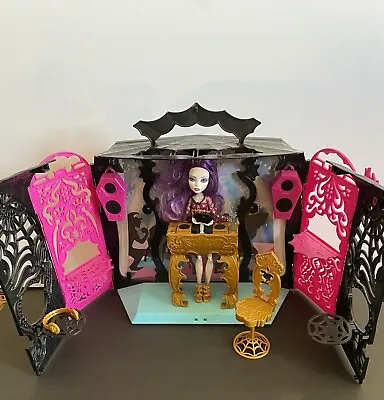 Monster High 13 Wishes Party Lounge With Doll • $27