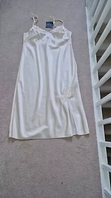 Ladies Long Nightdress Size 16 • £16