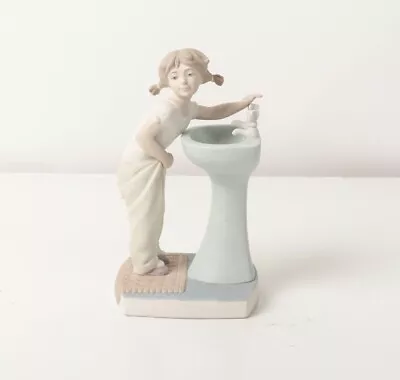 Lladro Clean Up Time Girl Washing Hands Sink Figurine Collectible 7'' Matte  • $69.99