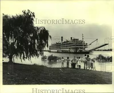 1979 Press Photo Sternwheel Steamboat Delta Queen Passes Observers On River Bank • $19.99