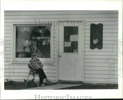 1990 Press Photo Marjorie Reed At The Mustard Seed Store Entrance - Sya13783 • $16.88