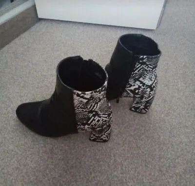 Black And White Snakeskin Boots Size 4 Ideal For Fancy Dress • £5