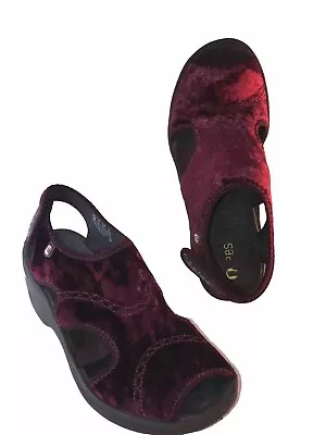 Bzees Drama Women’s Wine Velvet Burgundy Wedge Comfort Sandals Shoes Sz 7.5 • $25