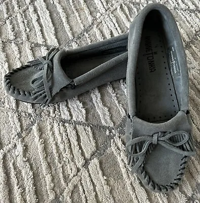 Minnetonka Kilty Moccasin Hardsole Loafer Gray Suede Womens Sz 6 • $19.99