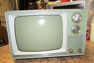 Vintage Motorola 9TS-460A-09 / XP201CL Portable 8  Television / TV • $174.99