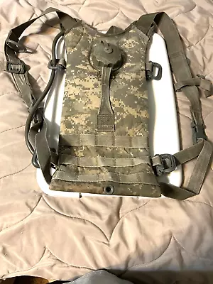 US MOLLE II Hydration System Carrier Multicam  WITH Bladder & 4 Grimlocks. • $9.99