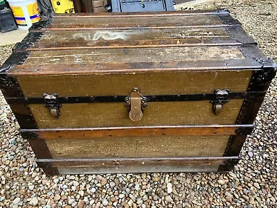 Vintage Wooden Antique Trunk With Removable Tray  • $25