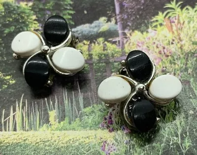 Vintage 50-60s Black/White Lucite Flower Silver Tone Clip On Earrings • £3.21