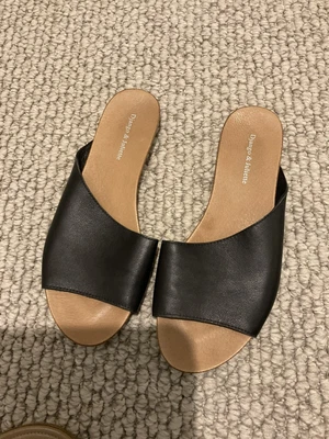 Django & Juliette Jerica Leather Sandal Black Sz 39 • $50