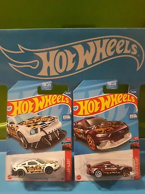 Hot Wheels Mustang Lot  2005 Ford Mustang/Custom 18 Ford Mustang GT  *White/Red* • $2.75