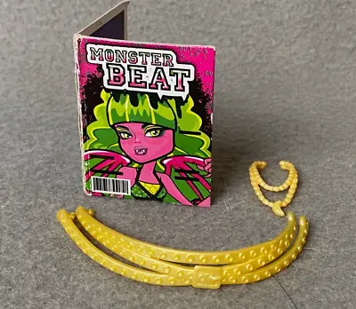 Mattel Monster High Coffin Bean Clawdeen Wolf Doll Belt Necklace Magazine 2011 • $17.96