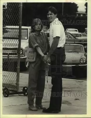 1979 Press Photo Maureen McCormick Actress With Actor In Show Scene - Sap25764 • $17.99