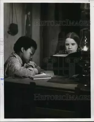 Press Photo Melissa Anderson And Her Co-star In A Movie Scene - Sap61974 • $19.99