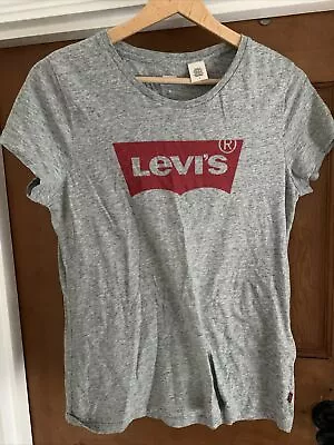 Women’s Levi T-shirt Size Medium • £6.50